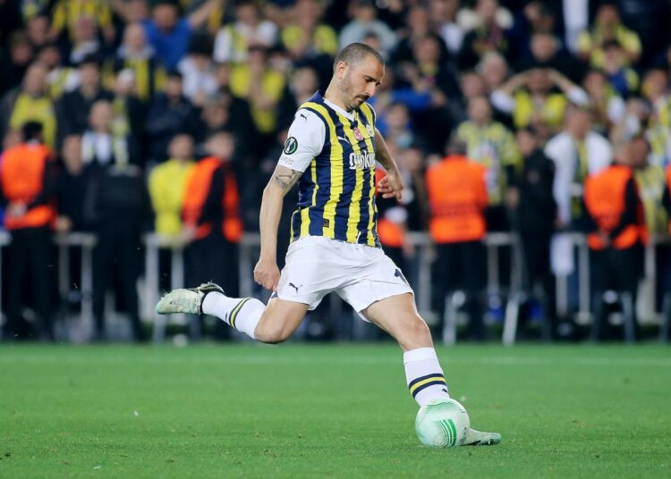 Vídeo: Bonucci falla el penalti decisivo en la eliminación del Fenerbahçe de la Conference League