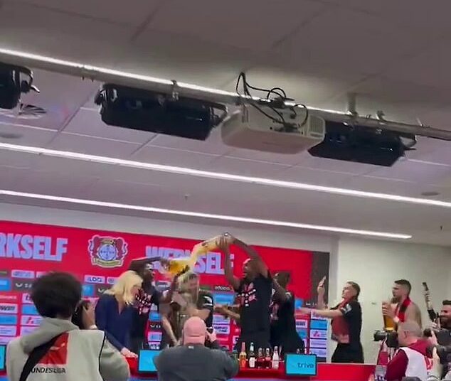 Xabi Alonso fue bañado en cerveza por sus jugadores del Bayer Leverkusen durante su rueda de prensa