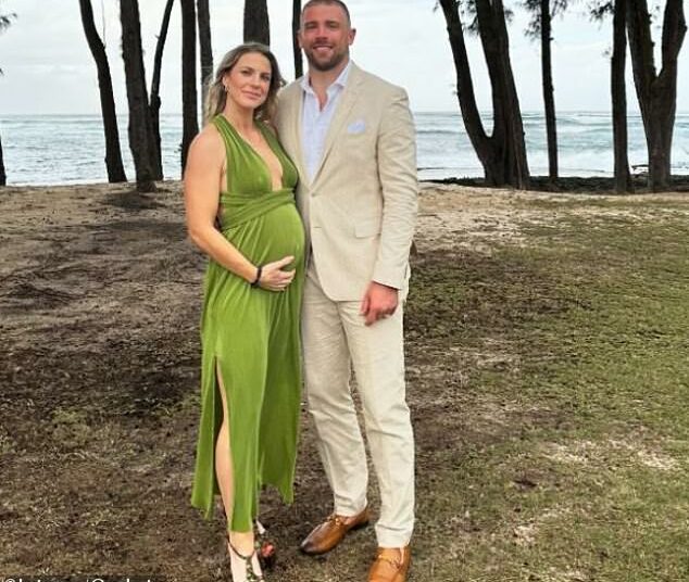 Zach y Julie Ertz posaron para fotografías en la playa para anunciar que su familia de tres crecerá a cuatro