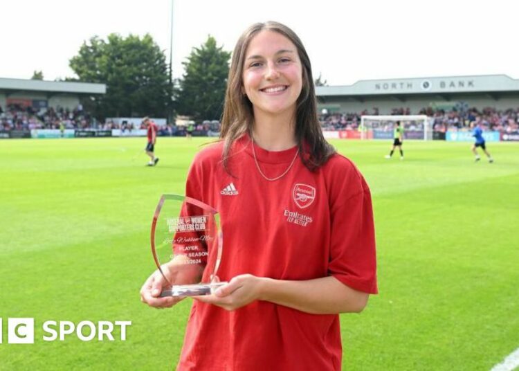 Lotte Wubben-Moy with the Player of the Season trophy