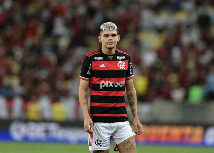 Ayrton Lucas sufre lesión en partido de Flamengo