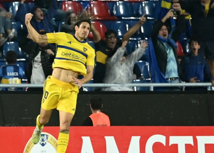 Cavani anota golazo de tiro libre y le da el triunfo a Boca Juniors en Sudamericana
