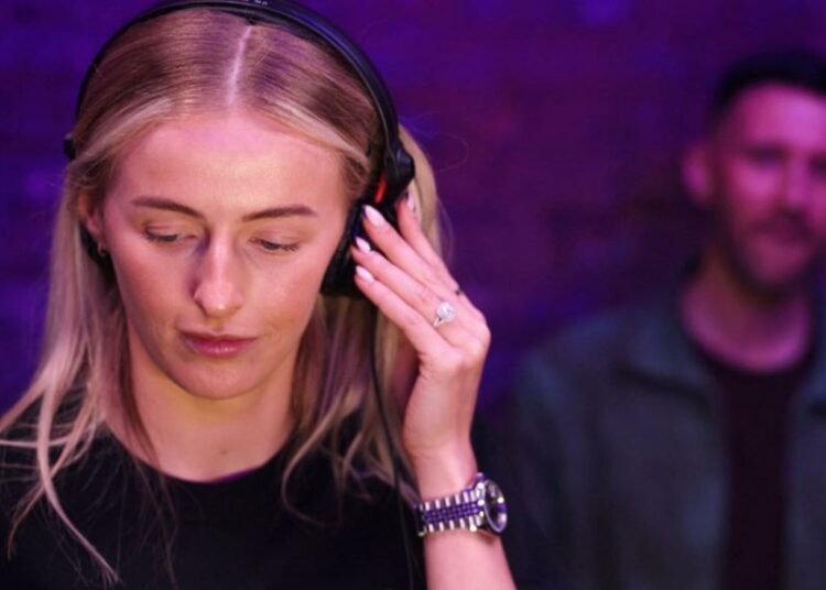 Chloe Kelly: el delantero del Manchester City tiene su primera lección de DJ con Danny Howard de Radio 1