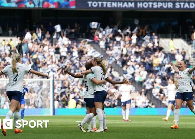 Tottenham celebrate after beating Leicester City