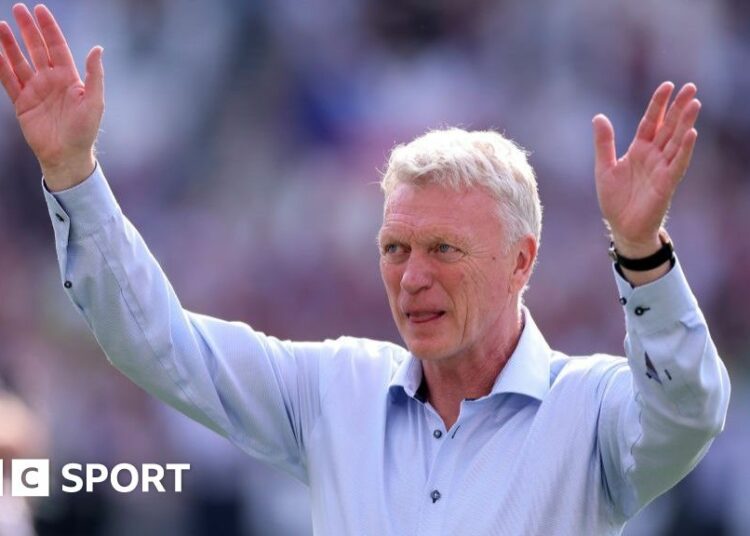 David Moyes waves to the crowd at London Stadium