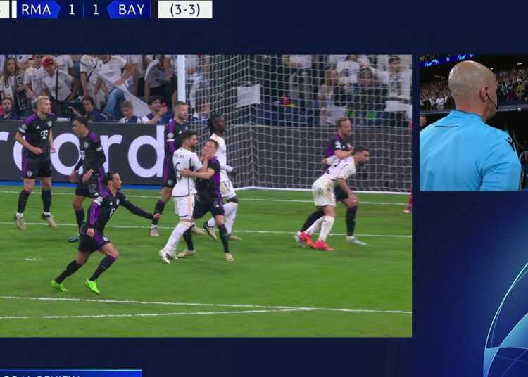 El Real Madrid rompe el protocolo en un gran choque contra el Bayern cuando el comentarista de TNT Sports dice: "Pensé que había una regla en contra de esto"