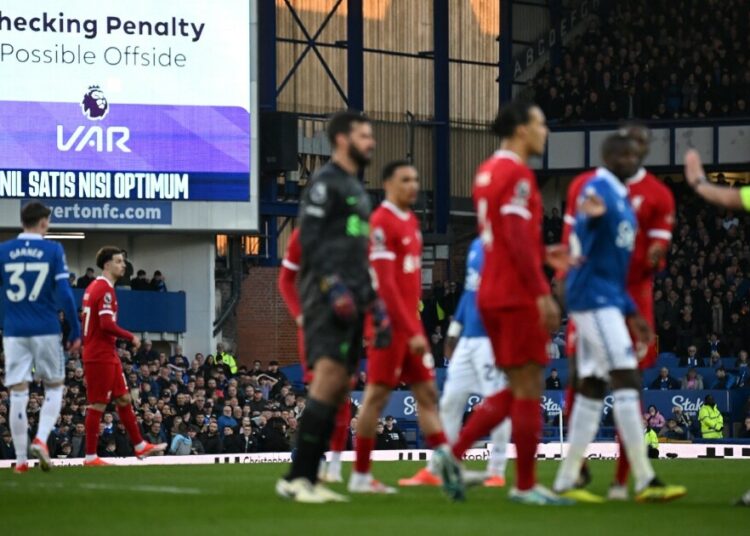 El VAR podría desaparecer de la Premier League