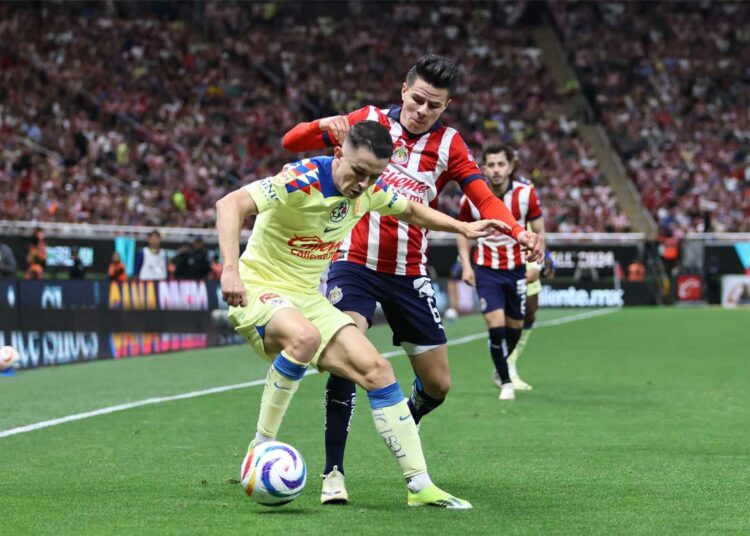 Chivas vs América: El manotazo de Pavel Pérez a Fidalgo que no vio el VAR, ¿era de roja?