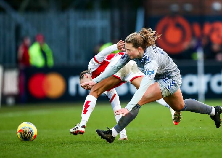 Elise Stenevik signs new contract with Everton.