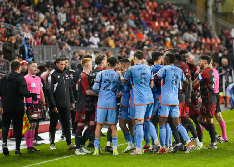 Estalla una pelea caótica y surgen acusaciones de golpes después de la victoria del NYCFC por 3-2 sobre el Toronto FC