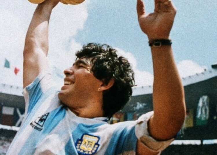 Herederos Maradona acuden a Justicia francesa para que no subasten Balón de Oro México'86