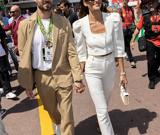 Izabel Goulart y su novio Kevin Trapp caminaron de la mano en el Gran Premio de Mónaco el domingo.