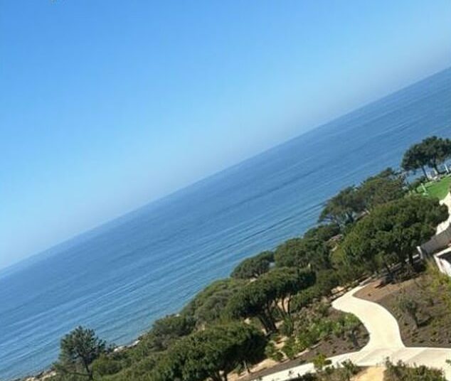 Jack Grealish se fue de vacaciones y recurrió a las redes sociales para mostrar una vista panorámica del océano, mientras parecía estar tomando el sol.
