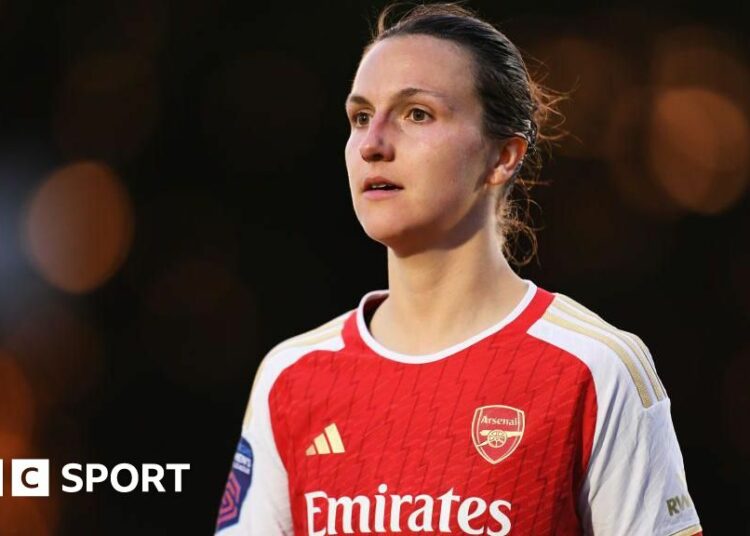 Lotte Wubben-Moy playing for Arsenal