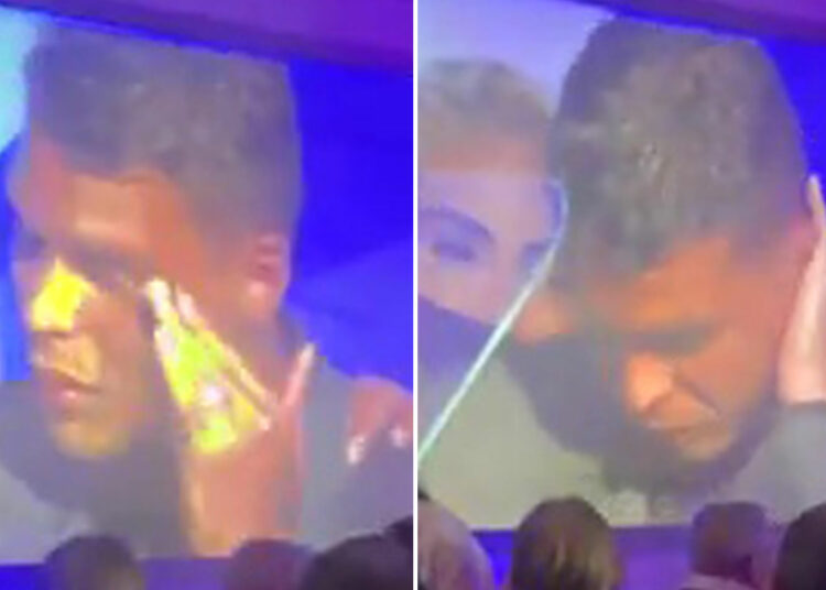 Momento emotivo Thiago Silva rompe a llorar en el escenario y hay que consolarlo en la ceremonia de entrega de premios del Chelsea