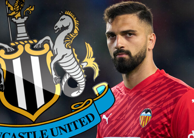 Newcastle apunta al portero gigante del Valencia, Mamardashvili, en una gran ola de transferencias, pero un par clave se enfrenta a la salida