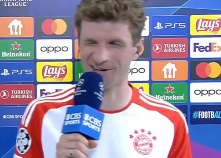 Thomas Müller, del Bayern de Múnich, acusa a la estrella del Real Madrid de "escuchar las tácticas" mientras secuestra una entrevista televisiva en directo