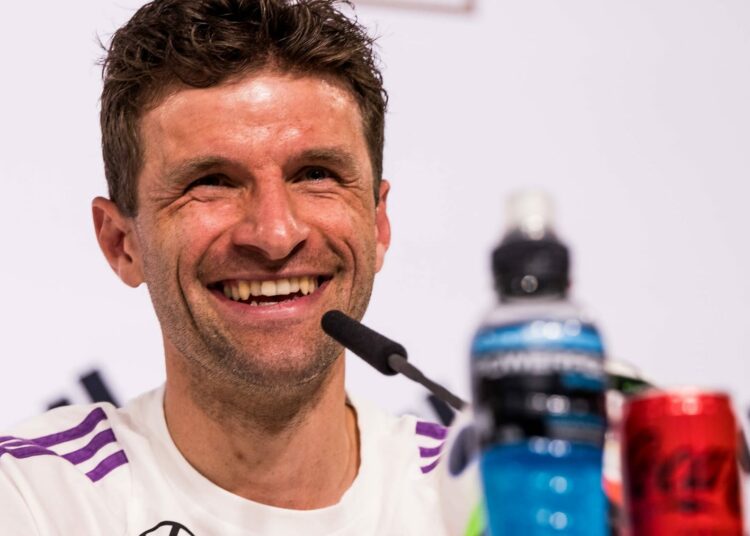 Thomas Müller se encarga de la rueda de prensa para reírse