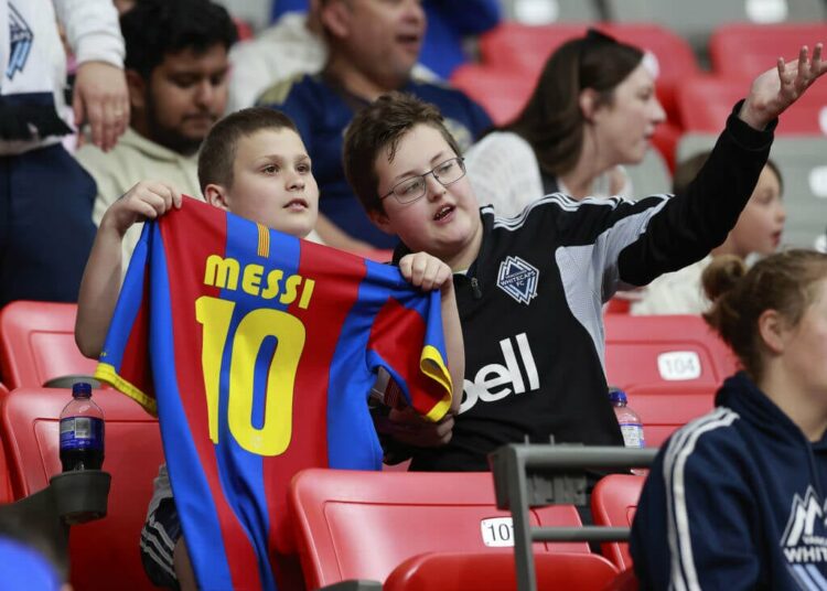 '¿Dónde está Messi?'  — Cómo Vancouver manejó la ausencia de la estrella de Miami con bromas, abucheos y jugadores de hockey.