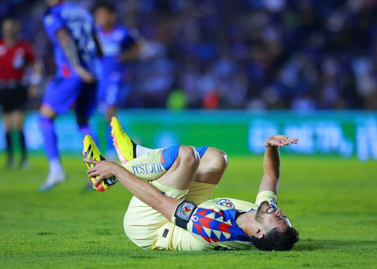 ¿VAR ignora penal por pisotón sobre Henry Martín ante Cruz Azul?