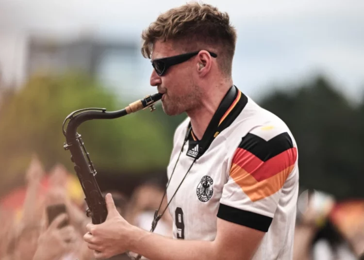André Schnura: el saxofonista revelación de la Eurocopa 2024 - BluRadio