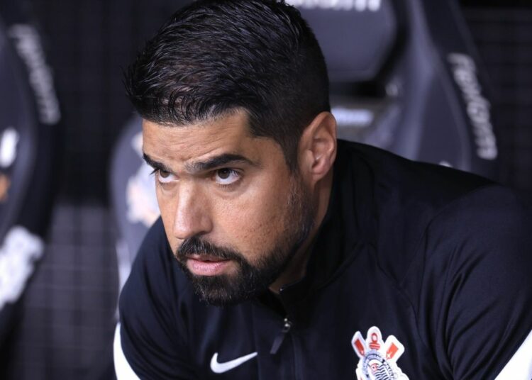 António Oliveira pierde el apoyo general en el Corinthians
