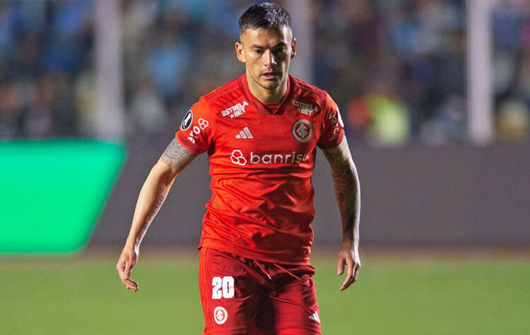 Charles Aránguiz está en Chile: la 'U' provechó de acercarse al jugador - Te Caché!