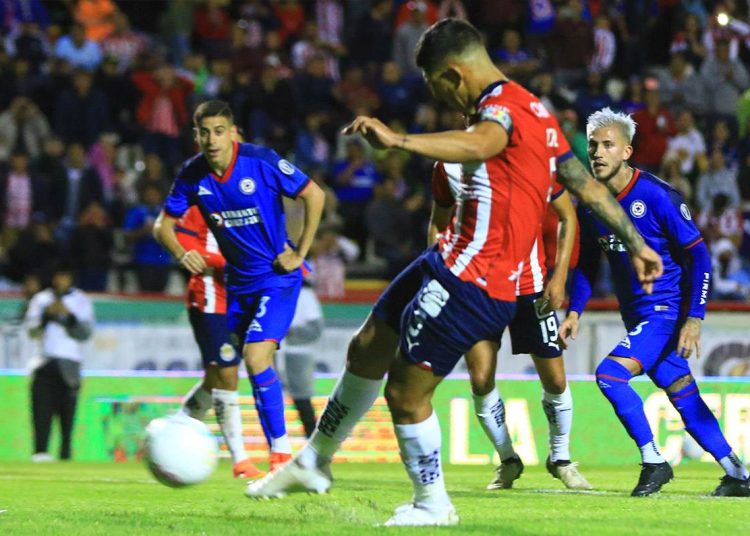 Chivas y Cruz Azul dan partidazo amistoso qué nadie pudo ver, en la Copa por la Paz; video de goles y tanda de penales