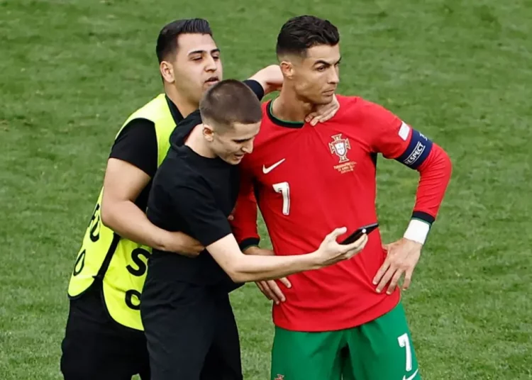 Cristiano desata locura en la Eurocopa: cinco interrupciones en pleno partido para saludarlo