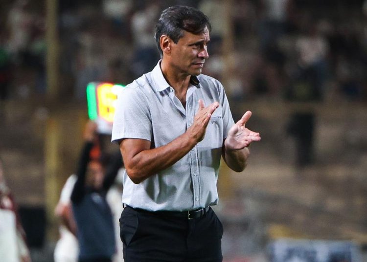 Fabián Bustos, entrenador de Universitario. Foto: Facebook Club Universitario de Deportes