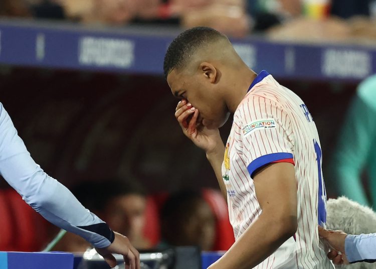 Kylian Mbappé fotografiado entrenando con su mascarilla recién personalizada