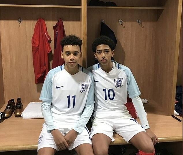 Jamal Musiala (izquierda) y Jude Bellingham (derecha) jugaron juntos regularmente con Inglaterra en el nivel juvenil.