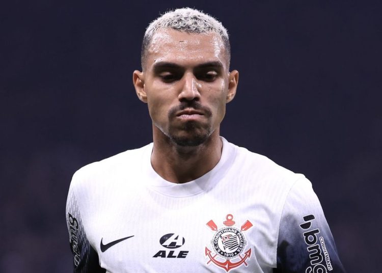 Matheuzinho debería ser expulsado del Corinthians