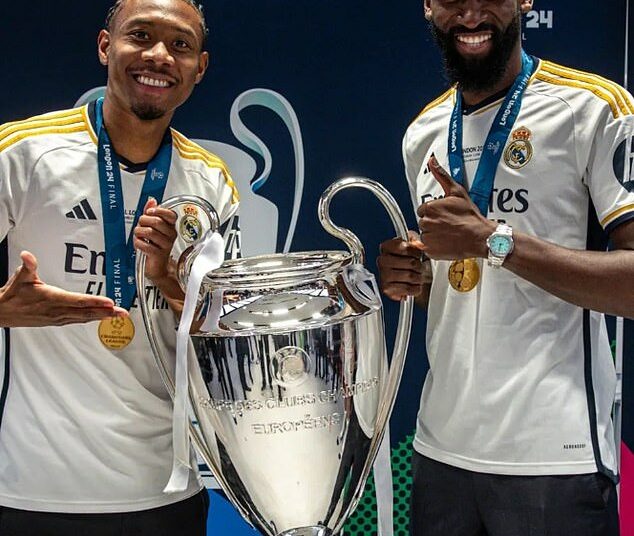 Antonio Rudiger lo celebró a lo grande presumiendo un reloj de lujo mientras posaba con el trofeo de la Liga de Campeones junto a su compañero David Alaba.