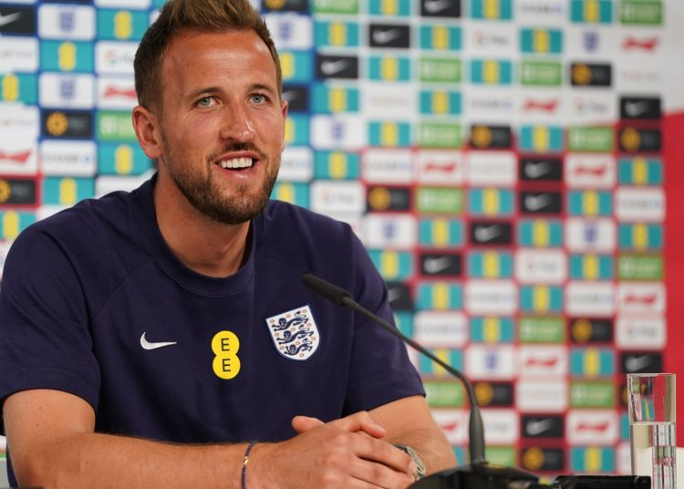 "Tendré que hablar con mi agente", dice Harry Kane mientras la estrella inglesa le ofrece la transferencia procedente del Bayern durante la conferencia de prensa