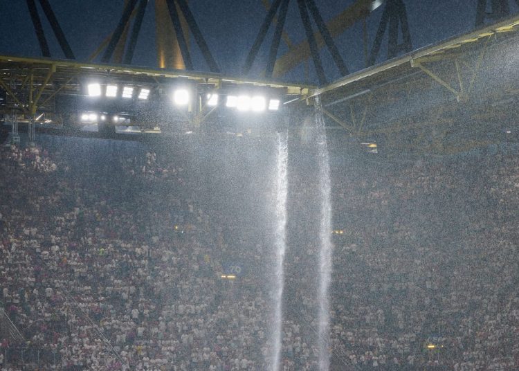 Wirbel um Person auf dem Dortmunder Stadiondach