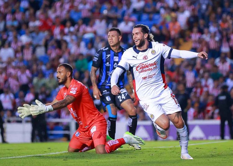 Chivas obtiene su primera victoria del torneo ante Querétaro ¿Se debió marcar un penal para Gallos?