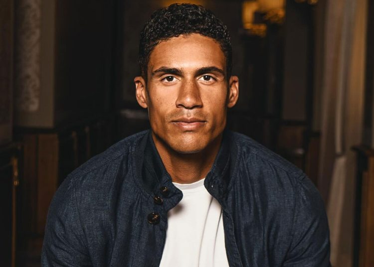 El ex astro del Manchester United, Raphael Varane, se une a la leyenda de la Premier League en un equipo sorpresa de la Serie A