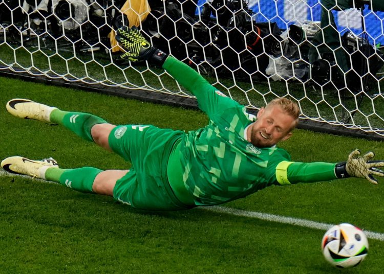 El ex campeón de la Premier League, de 37 años, completa una transferencia sorprendentemente gratuita al Celtic para reemplazar a Joe Hart después de un mes desempleado