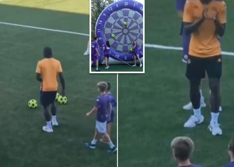 El gesto conmovedor del bondadoso Moise Kean hacia los jóvenes fanáticos fracasa cuando los seguidores lo acosan después de una cruel edición del video