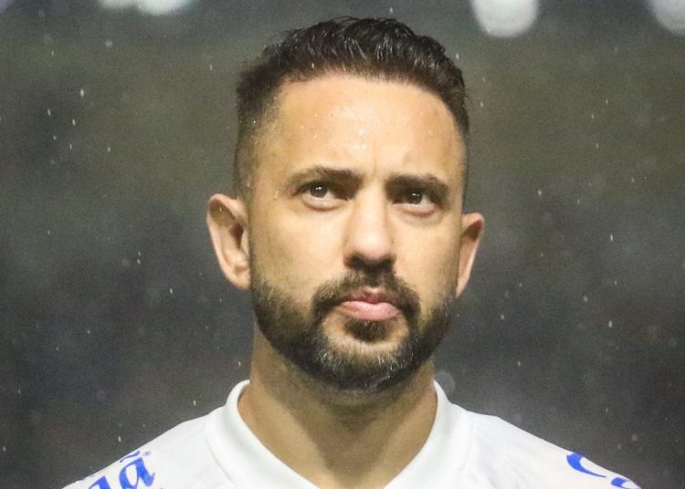 Everton Ribeiro visita Ninho do Urubu