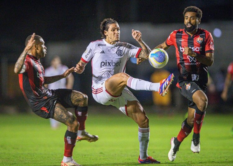 Flamengo vence 2-1 a Vitória en el Campeonato Brasileño