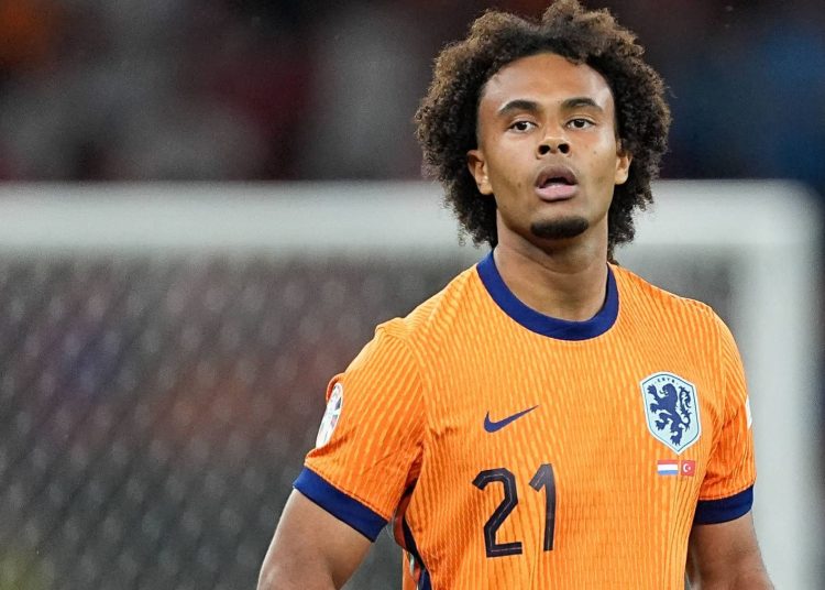 Joshua Zirkzee se muda al Manchester United