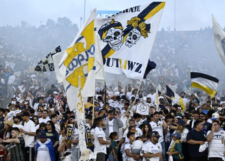 La MLS multa al Galaxy con 100.000 dólares por “mala conducta grave” de sus aficionados en el Rose Bowl