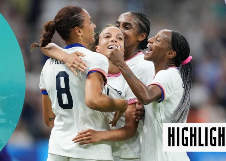 USA's women's football team celebrate