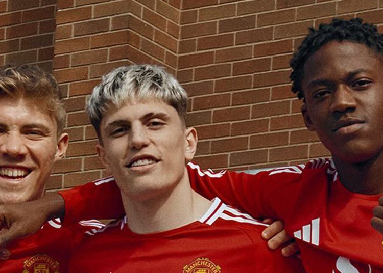 Man Utd revela una nueva camiseta de local 2024/25 con un guiño al futuro mientras tres estrellas recrean una imagen icónica