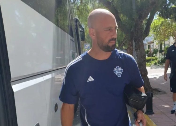 Reina, un jugador de renombre, llega al centro de entrenamiento de pretemporada de Como antes de su 42 cumpleaños