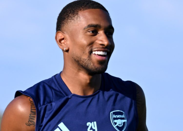 Reiss Nelson se prepara para ser transferido a la Premier League mientras el Arsenal mantiene conversaciones sobre la salida de la estrella local