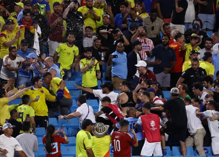 Uruguay dice que hubo "gente se quedó sin aire, en estado de choque" en pelea en tribuna con Colombia