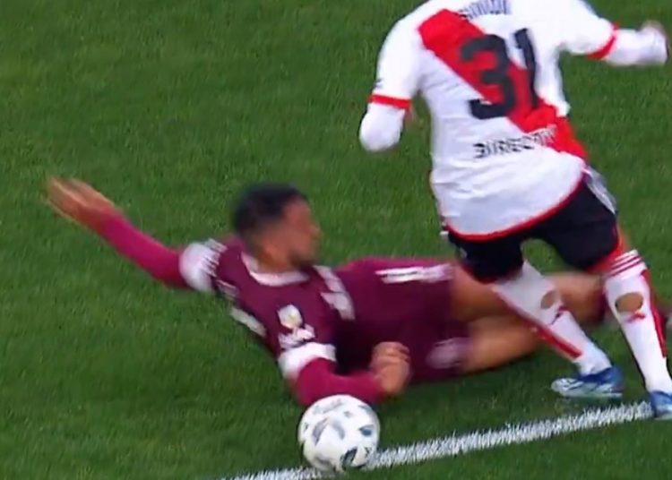 Video: la mano de Luciatti por la que en River reclamaron penal :: Olé